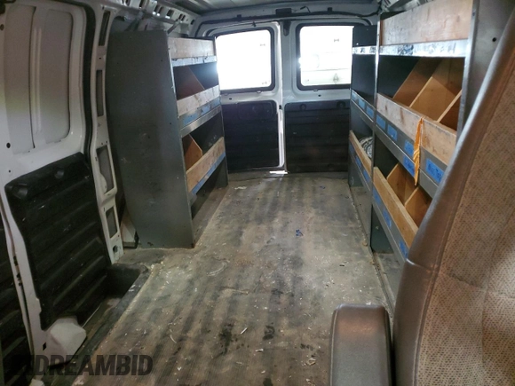 2017 Chevrolet Express Cargo z VIN 1GCWGAFF4H1324582, wystawiony jako Copart lot #46579425 z przebiegiem 137 361 mil mil oraz Czysty tytuł • Clean title. Historia ofert i sprzedaży dostępna na DreamBid. Obrazek 10.