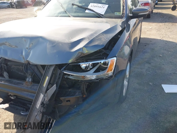 2013 Volkswagen Jetta TDI w/Premium z VIN 3VWLL7AJ6DM291317, wystawiony jako IAAI lot #42091621 z przebiegiem 169 448 mil mil oraz . Historia ofert i sprzedaży dostępna na DreamBid. Obrazek 6.