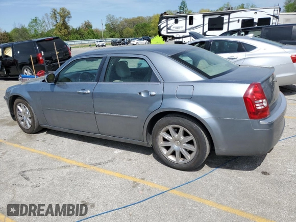 2007 Chrysler 300 C z VIN 2C3KA63H57H725971, wystawiony jako Copart lot #51793044 z przebiegiem 137 825 mil mil oraz Szkoda całkowita • Salvage title. Historia ofert i sprzedaży dostępna na DreamBid. Obrazek 2.