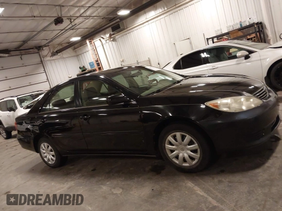 2005 Toyota Camry STD z VIN 4T1BE32K75U591725, wystawiony jako IAAI lot #42407471 z przebiegiem 180 756 mil mil oraz . Historia ofert i sprzedaży dostępna na DreamBid. Obrazek 14.