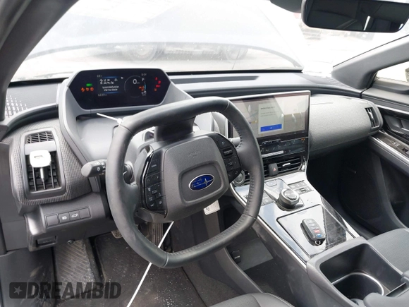 2024 Subaru Solterra Premium z VIN JTMABABA2RA056054, wystawiony jako IAAI lot #42018399 z przebiegiem 6 220 mil mil oraz . Historia ofert i sprzedaży dostępna na DreamBid. Obrazek 23.