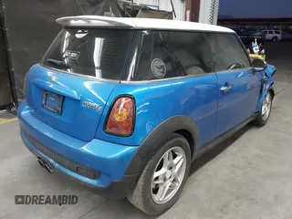 2010 MINI Hardtop S z VIN WMWMF7C53ATX45791, wystawiony jako IAAI lot #42507110 z przebiegiem 137 517 mil mil oraz . Historia ofert i sprzedaży dostępna na DreamBid. Obrazek 4.