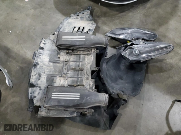 2014 Ferrari F12 z VIN ZFF74UHT5E0203242, wystawiony jako Copart lot #39032483 z przebiegiem 7 926 mil mil oraz Szkoda całkowita • Salvage title. Historia ofert i sprzedaży dostępna na DreamBid. Obrazek 13.