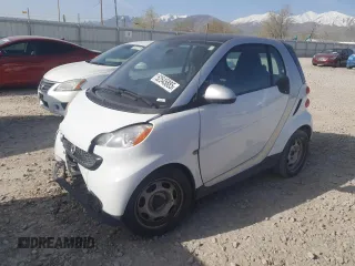 2013 Smart fortwo Pure z VIN WMEEJ3BA6DK685336, wystawiony jako Copart lot #52545885 z przebiegiem Nie podano mil oraz Szkoda całkowita • Salvage title. Historia ofert i sprzedaży dostępna na DreamBid. Obrazek 1.