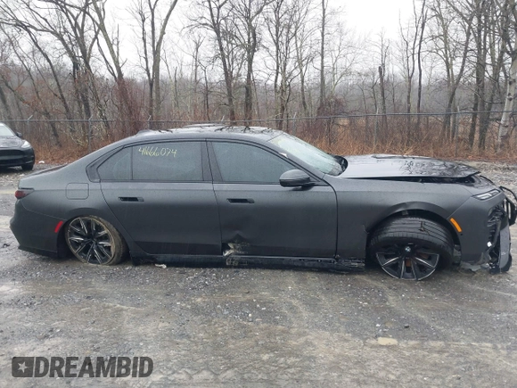 2023 BMW i7 xDrive60 z VIN WBY53EJ07PCM80196, wystawiony jako IAAI lot #41666074 z przebiegiem 25 640 mil mil oraz . Historia ofert i sprzedaży dostępna na DreamBid. Obrazek 14.