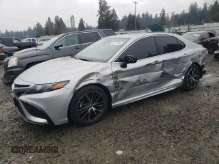 2023 Toyota Camry SE z VIN 4T1G11BK1PU099409, wystawiony jako Copart lot #84712834 z przebiegiem 22 939 mil mil oraz Szkoda całkowita • Salvage title. Historia ofert i sprzedaży dostępna na DreamBid. Obrazek 1.