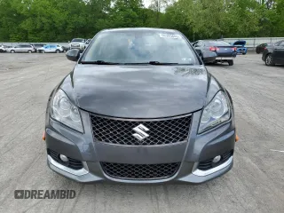 2012 Suzuki Kizashi SLS Sport z VIN JS2RF9A8XC6100015, wystawiony jako Copart lot #56905645 z przebiegiem 128 440 mil mil oraz Szkody całkowita. Historia ofert i sprzedaży dostępna na DreamBid. Obrazek 5.