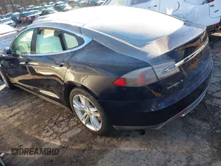 2014 Tesla Model S 60 z VIN 5YJSA1H15EFP48938, wystawiony jako IAAI lot #41574976 z przebiegiem 230 246 mil mil oraz . Historia ofert i sprzedaży dostępna na DreamBid. Obrazek 3.