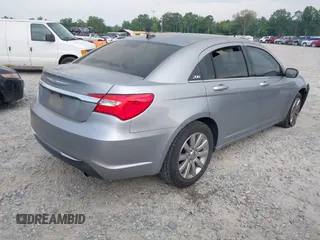 2013 Chrysler 200 Touring z VIN 1C3CCBBB2DN570108, wystawiony jako IAAI lot #42433984 z przebiegiem 132 430 mil mil oraz . Historia ofert i sprzedaży dostępna na DreamBid. Obrazek 4.