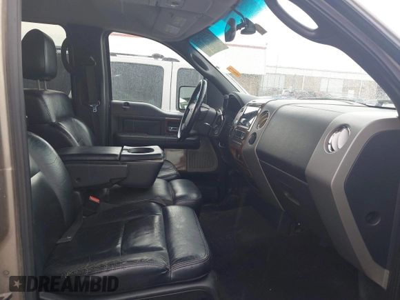 2004 Ford F-150 XLT z VIN 1FTPW14554KB11422, wystawiony jako IAAI lot #42651609 z przebiegiem 238 157 mil mil oraz . Historia ofert i sprzedaży dostępna na DreamBid. Obrazek 5.