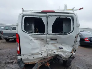 2020 Ford Transit Cargo z VIN 1FTBR1Y86LKA30515, wystawiony jako IAAI lot #41441522 z przebiegiem 84 331 mil mil oraz . Historia ofert i sprzedaży dostępna na DreamBid. Obrazek 16.