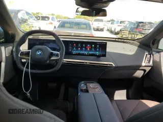 2024 BMW iX M60 z VIN WB533CF00RCN01751, wystawiony jako Copart lot #74145244 z przebiegiem 21 347 mil mil oraz Szkoda całkowita • Salvage title. Historia ofert i sprzedaży dostępna na DreamBid. Obrazek 8.