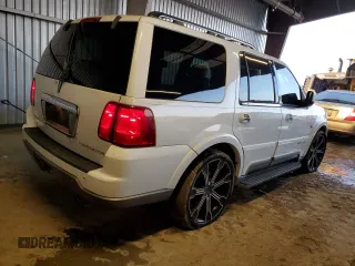 2004 Lincoln Navigator Luxury with VIN 5LMFU28R74LJ12806, listed as a Copart auction lot 87106154 with 189,777 mi miles and Clean Title. Bid and sale history available at carsss.com. Image 3.