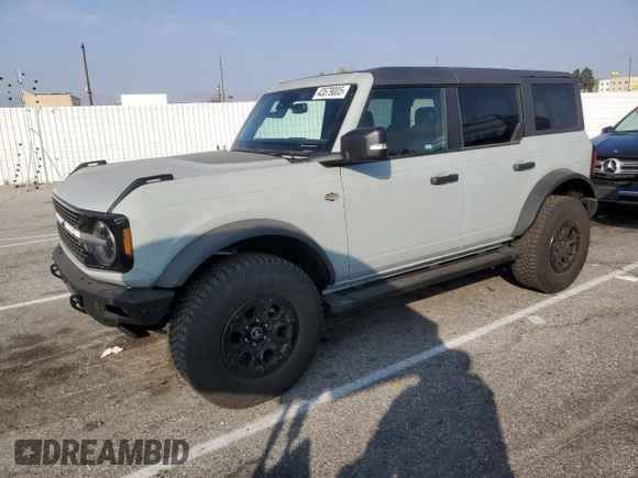 2024 Ford Bronco Wildtrak z VIN 1FMEE2BP8RLA57115, wystawiony jako Copart lot #43579085 z przebiegiem 4951 mil mil oraz Szkody całkowita. Historia ofert i sprzedaży dostępna na DreamBid. Obrazek 1.