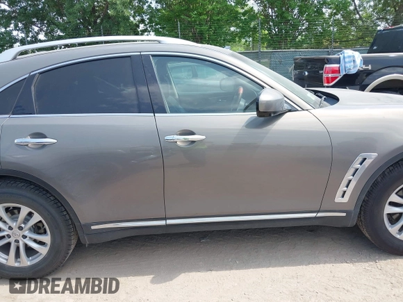 2015 Infiniti QX70 z VIN JN8CS1MU7FM380583, wystawiony jako IAAI lot #41937766 z przebiegiem 144 618 mil mil oraz . Historia ofert i sprzedaży dostępna na DreamBid. Obrazek 13.