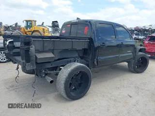 2017 Toyota Tacoma SR5 z VIN 5TFAZ5CN1HX039505, wystawiony jako IAAI lot #42175538 z przebiegiem 130 449 mil mil oraz . Historia ofert i sprzedaży dostępna na DreamBid. Obrazek 4.