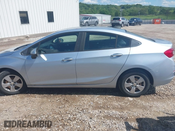 2017 Chevrolet Cruze LS z VIN 1G1BC5SM3H7210519, wystawiony jako IAAI lot #42163047 z przebiegiem 100 103 mil mil oraz . Historia ofert i sprzedaży dostępna na DreamBid. Obrazek 14.