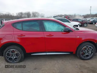 2024 Alfa Romeo Tonale Ti z VIN ZASPATCW8R3058676, wystawiony jako IAAI lot #41743432 z przebiegiem 7985 mil mil oraz . Historia ofert i sprzedaży dostępna na DreamBid. Obrazek 13.