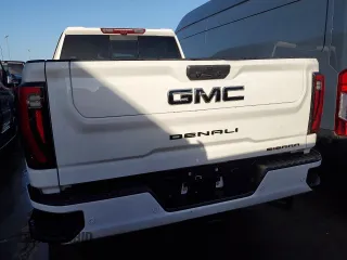 2024 GMC Sierra 3500HD Denali z VIN 1GT49WEY9RF106062, wystawiony jako Copart lot #74111274 z przebiegiem Nie podano mil oraz Nie do naprawy • Non repairable. Historia ofert i sprzedaży dostępna na DreamBid. Obrazek 6.