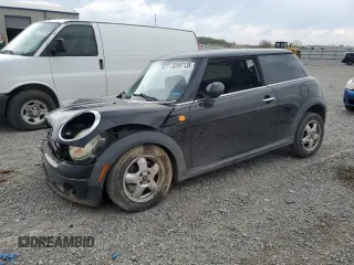 2010 MINI Hardtop z VIN WMWMF3C58ATZ63234, wystawiony jako Copart lot #52497135 z przebiegiem 92 514 mil mil oraz Szkody całkowita. Historia ofert i sprzedaży dostępna na DreamBid. Obrazek 1.