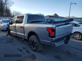 2023 Ford F-150 Lightning Pro z VIN 1FTVW1EL3PWG61686, wystawiony jako Copart lot #87870815 z przebiegiem Nie podano mil oraz Szkoda całkowita • Salvage title. Historia ofert i sprzedaży dostępna na DreamBid. Obrazek 2.