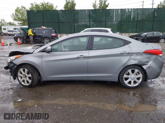 2013 Hyundai Elantra GLS z VIN KMHDH4AE1DU646038, wystawiony jako IAAI lot #42274868 z przebiegiem 81 253 mil mil oraz . Historia ofert i sprzedaży dostępna na DreamBid. Obrazek 14.