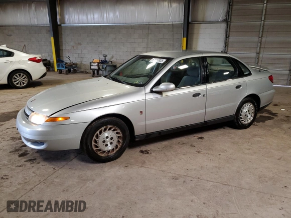 2002 Saturn LS z VIN 1G8JS54F32Y553699, wystawiony jako Copart lot #52019935 z przebiegiem 2513 mil mil oraz Szkody całkowita. Historia ofert i sprzedaży dostępna na DreamBid. Obrazek 1.
