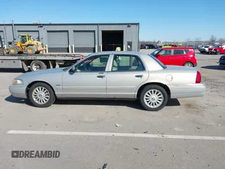 2010 Mercury Grand Marquis LS z VIN 2MEBM7FV4AX608503, wystawiony jako IAAI lot #41721726 z przebiegiem 172 907 mil mil oraz . Historia ofert i sprzedaży dostępna na DreamBid. Obrazek 14.