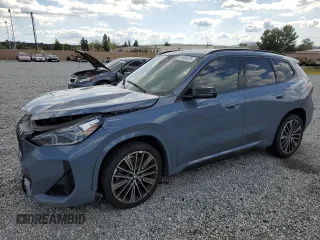 2023 BMW X1 xDrive28i z VIN WBX73EF00P5W09504, wystawiony jako Copart lot #51855325 z przebiegiem 37 759 mil mil oraz Szkoda całkowita • Salvage title. Historia ofert i sprzedaży dostępna na DreamBid. Obrazek 1.