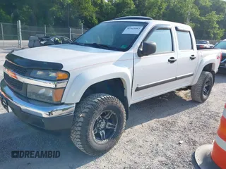 2007 Chevrolet Colorado 1LT z VIN 1GCDT13E978249656, wystawiony jako IAAI lot #42445862 z przebiegiem 115 298 mil mil oraz . Historia ofert i sprzedaży dostępna na DreamBid. Obrazek 17.