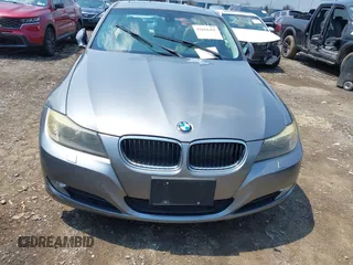 2011 BMW 3 Series 328i xDrive z VIN WBAPK5C58BA660052, wystawiony jako IAAI lot #42661491 z przebiegiem Nie podano mil oraz . Historia ofert i sprzedaży dostępna na DreamBid. Obrazek 6.