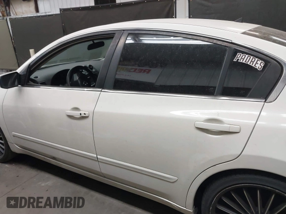2008 Nissan Altima 2.5 with VIN 1N4AL21E68C230515, listed as a IAAI auction lot 39448523 with 170,916 mi miles. Bid and sale history available at carsss.com. Image 15.