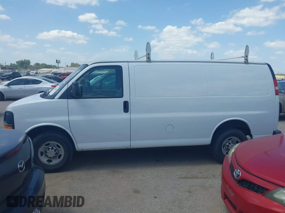 2013 Chevrolet Express Cargo z VIN 1GCWGFBA2D1165045, wystawiony jako IAAI lot #42784501 z przebiegiem 326 439 mil mil oraz . Historia ofert i sprzedaży dostępna na DreamBid. Obrazek 14.
