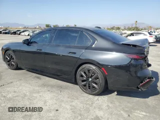 2024 BMW i7 eDrive50 z VIN WBY43EJ06RCP21065, wystawiony jako Copart lot #72276944 z przebiegiem 21 066 mil mil oraz Szkody całkowita. Historia ofert i sprzedaży dostępna na DreamBid. Obrazek 2.