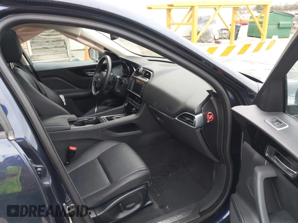 2017 Jaguar F-Pace 35t z VIN SADCS2BV5HA068252, wystawiony jako IAAI lot #42035878 z przebiegiem 74 046 mil mil oraz . Historia ofert i sprzedaży dostępna na DreamBid. Obrazek 5.