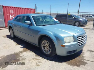 2008 Chrysler 300 LX z VIN 2C3LA43R88H330010, wystawiony jako IAAI lot #42317733 z przebiegiem 134 138 mil mil oraz . Historia ofert i sprzedaży dostępna na DreamBid. Obrazek 1.