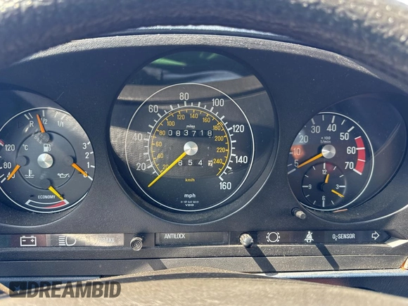 1985 Mercedes-Benz 380 z VIN WDBBA45C0FA019441, wystawiony jako Copart lot #51792005 z przebiegiem 83 718 mil mil oraz Czysty tytuł • Clean title. Historia ofert i sprzedaży dostępna na DreamBid. Obrazek 8.