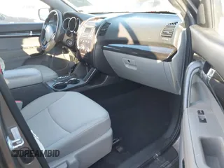 2012 Kia Sorento LX with VIN 5XYKTDA23CG297268, listed as a IAAI auction lot 41427273 with 195,578 mi miles. Bid and sale history available at carsss.com. Image 5.