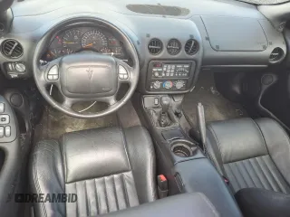 2001 Pontiac Firebird Formula z VIN 2G2FV22G112116104, wystawiony jako Copart lot #47191405 z przebiegiem 66 990 mil mil oraz Szkody całkowita. Historia ofert i sprzedaży dostępna na DreamBid. Obrazek 8.
