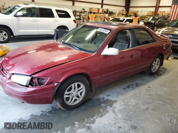 1997 Toyota Camry LE z VIN 4T1BG22K1VU033230, wystawiony jako Copart lot #52619265 z przebiegiem 301 543 mil mil oraz Szkoda całkowita • Salvage title. Historia ofert i sprzedaży dostępna na DreamBid. Obrazek 1.