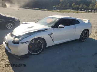 2010 Nissan GT-R Premium z VIN JN1AR5EF4AM231033, wystawiony jako Copart lot #76923304 z przebiegiem 85 706 mil mil oraz Szkody całkowita. Historia ofert i sprzedaży dostępna na DreamBid. Obrazek 1.