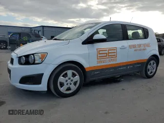 2013 Chevrolet Sonic LS z VIN 1G1JA6SG3D4139125, wystawiony jako Copart lot #80586694 z przebiegiem Nie podano mil oraz Czysty tytuł • Clean title. Historia ofert i sprzedaży dostępna na DreamBid. Obrazek 1.