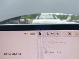 2021 Tesla Model 3 Performance z VIN 5YJ3E1EC3MF056187, wystawiony jako IAAI lot #42372230 z przebiegiem 56 679 mil mil oraz . Historia ofert i sprzedaży dostępna na DreamBid. Obrazek 17.