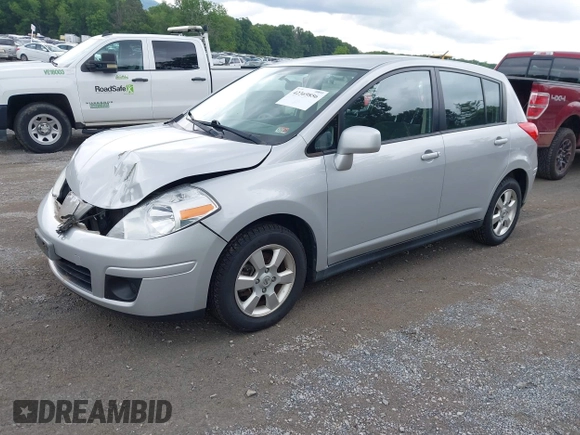 2012 Nissan Versa S z VIN 3N1BC1CP3CK267230, wystawiony jako IAAI lot #42369856 z przebiegiem 200 971 mil mil oraz . Historia ofert i sprzedaży dostępna na DreamBid. Obrazek 2.