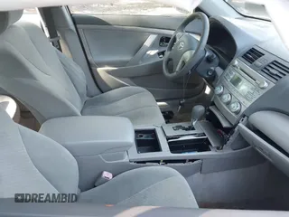 2009 Toyota Camry z VIN 4T1BE46K59U285838, wystawiony jako IAAI lot #42071960 z przebiegiem 141 140 mil mil oraz . Historia ofert i sprzedaży dostępna na DreamBid. Obrazek 5.