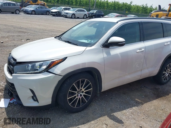 2018 Toyota Highlander SE z VIN 5TDJZRFH2JS547586, wystawiony jako IAAI lot #42219473 z przebiegiem 93 873 mil mil oraz . Historia ofert i sprzedaży dostępna na DreamBid. Obrazek 19.