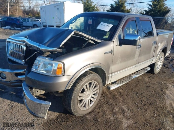 2007 Lincoln Mark LT with VIN 5LTPW16557FJ03103, listed as a IAAI auction lot 41445407 with 118,083 mi miles. Bid and sale history available at carsss.com. Image 2.