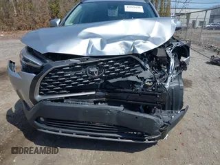 2022 Toyota Corolla Cross XLE z VIN 7MUEAABG1NV020142, wystawiony jako IAAI lot #41925148 z przebiegiem 36 047 mil mil oraz . Historia ofert i sprzedaży dostępna na DreamBid. Obrazek 6.