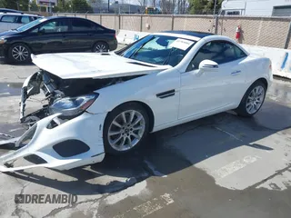 2019 Mercedes-Benz SLC 300 z VIN WDDPK3JA1KF163070, wystawiony jako IAAI lot #41785084 z przebiegiem 58 585 mil mil oraz . Historia ofert i sprzedaży dostępna na DreamBid. Obrazek 2.