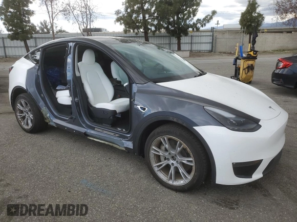 2023 Tesla Model Y Long Range z VIN 7SAYGDEE3PF916132, wystawiony jako Copart lot #51645625 z przebiegiem 28 238 mil mil oraz Szkoda całkowita • Salvage title. Historia ofert i sprzedaży dostępna na DreamBid. Obrazek 4.